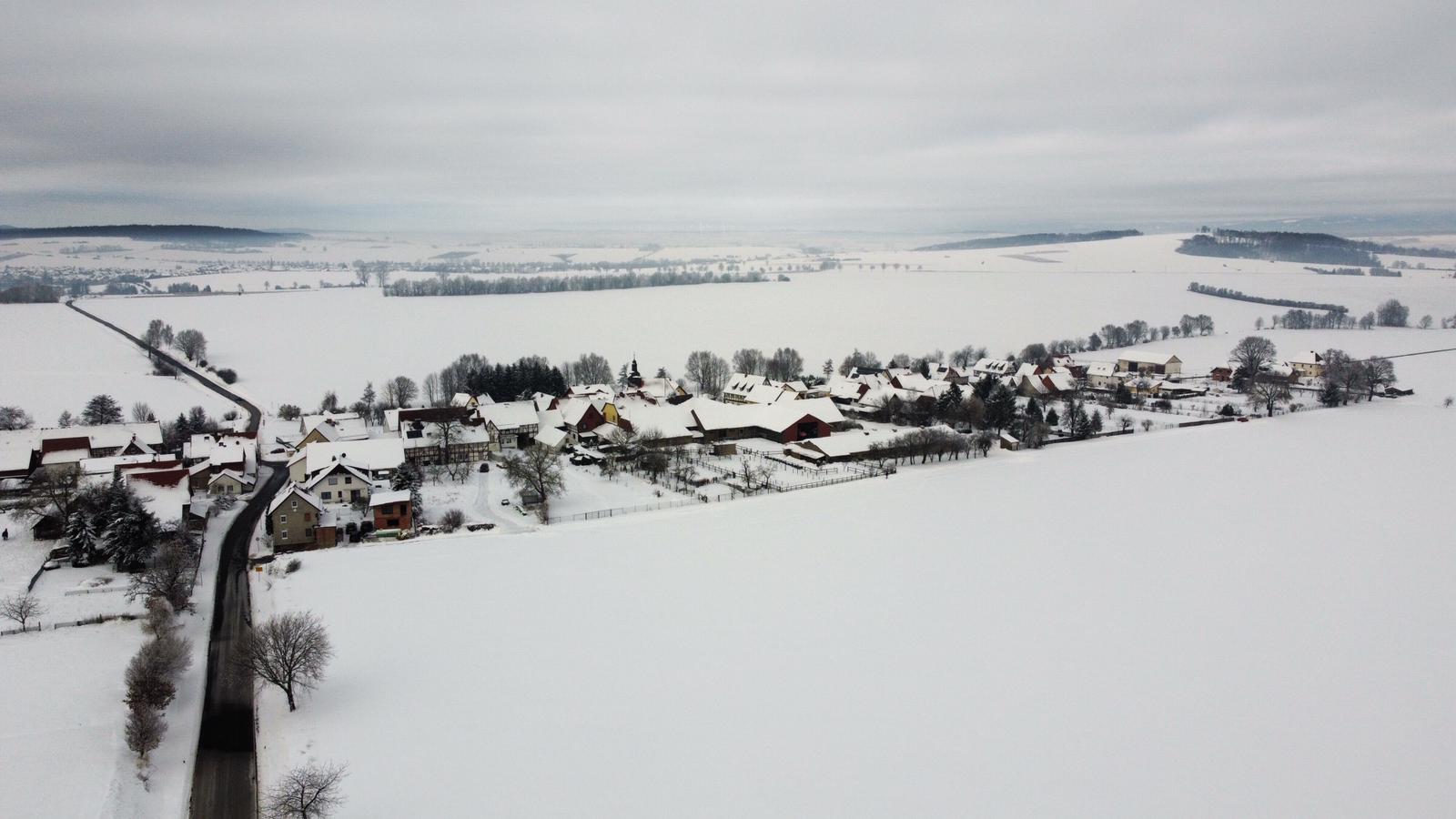 Luftbild von Böseckendorf im Winter
