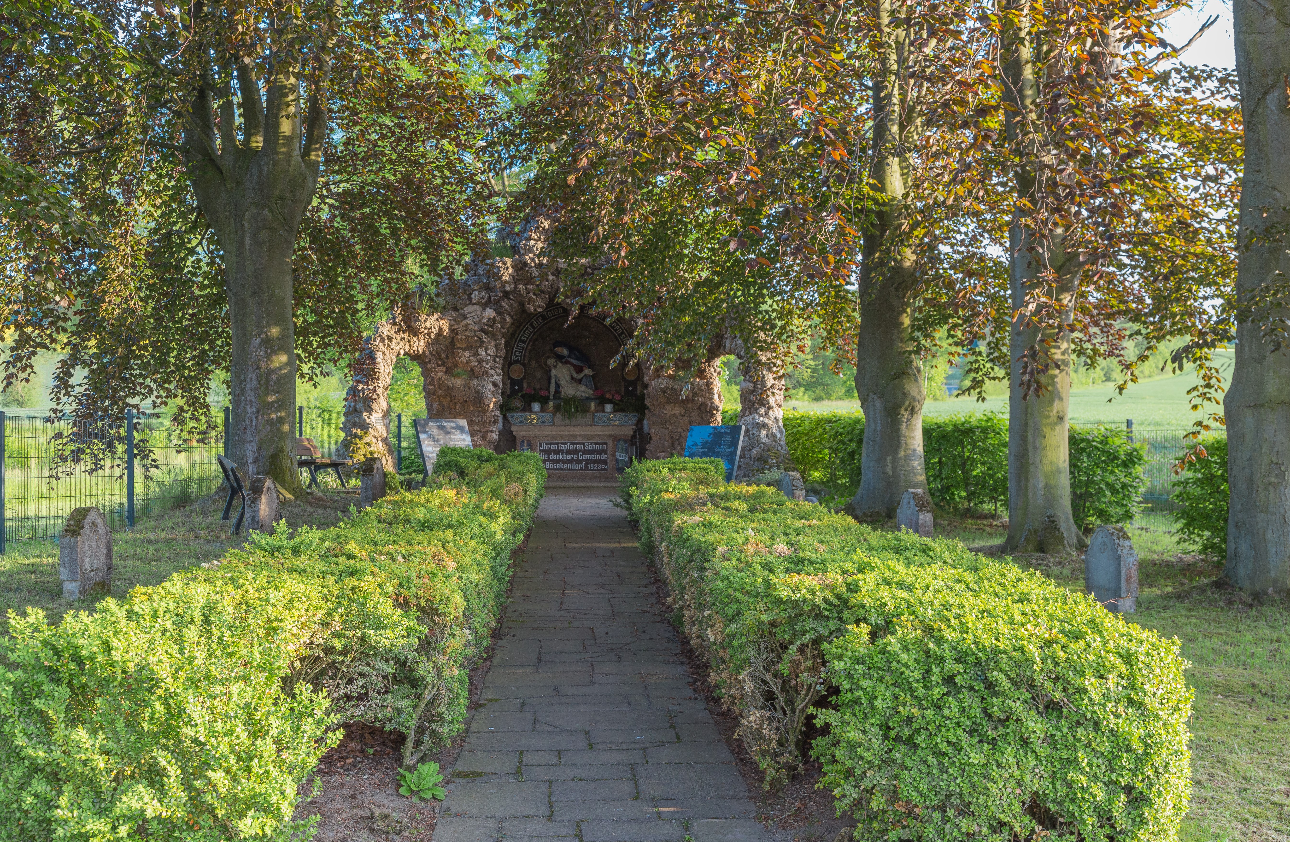Gedächtnisgrotte auf dem Böseckendorfer Friedhof als Ehrenmal für die Gefallenen und Vermissten der Weltkriege