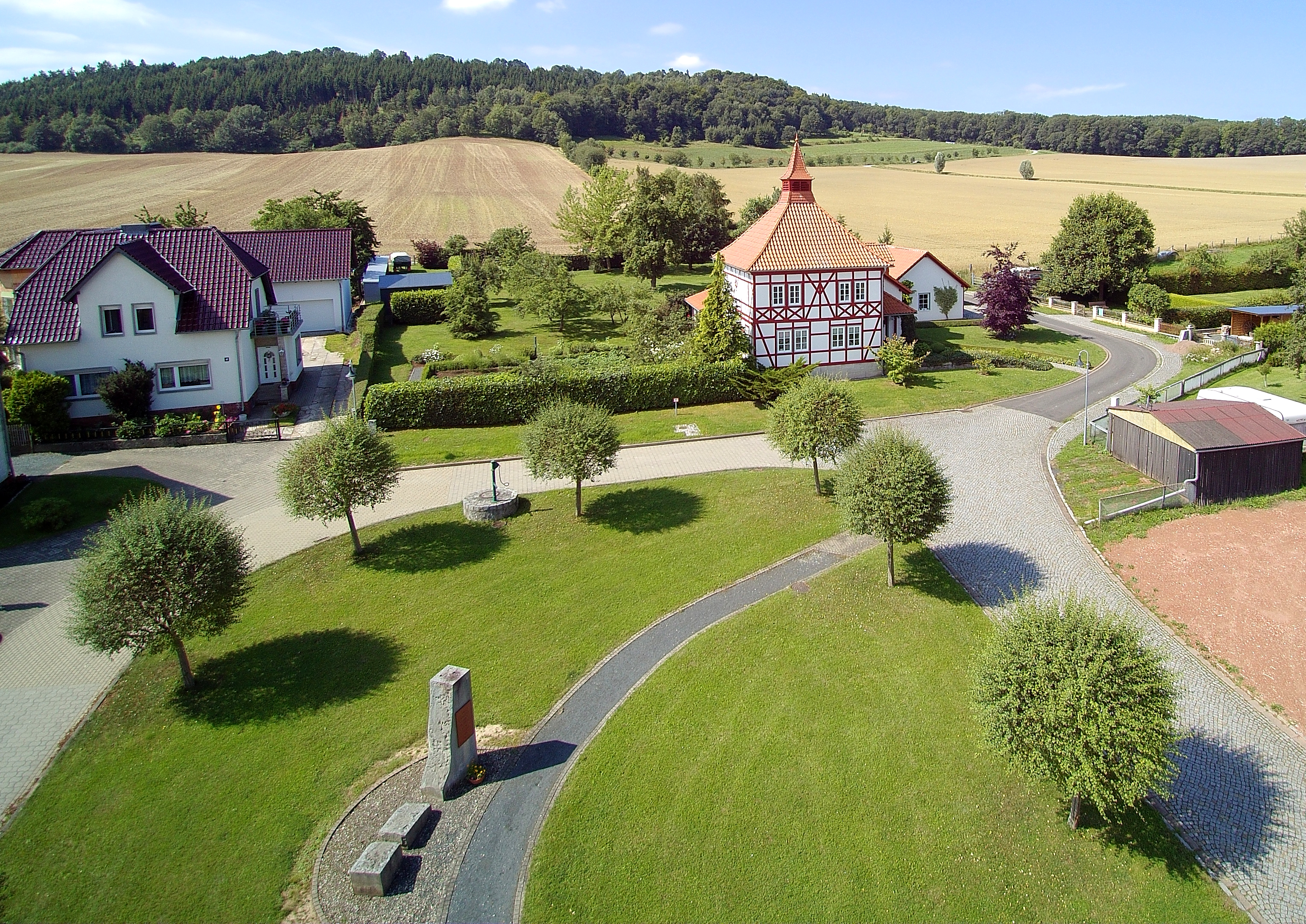 Dorfplatz in Bleckenrode mit Kriegerdenkmal und ehemaligen Schulgebäude von 1849